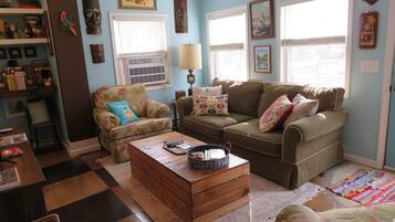 Smart TV, DVD player, livros, videoteca