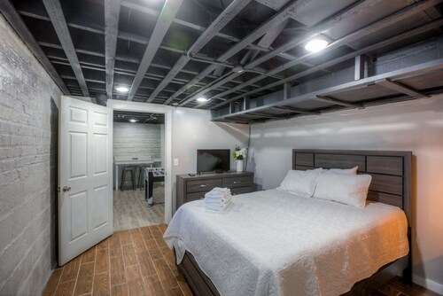 Big Midtown Home! Sports Room, Bunk Beds!