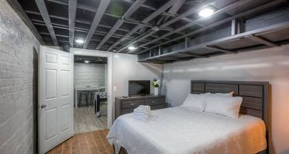 Big Midtown Home! Sports Room, Bunk Beds!