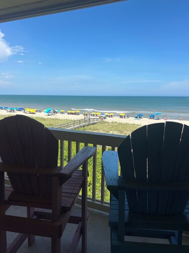 Stunning oceanfront views on huge deck. Enjoy the🐬 with coffee or a cocktail. 🏝️