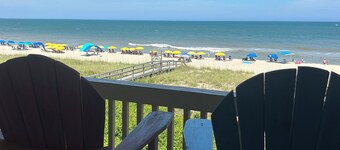 Invitant, Ocean Front Carolina Beach Escape avec des vues spectaculaires et une connexion Wi-Fi rapide