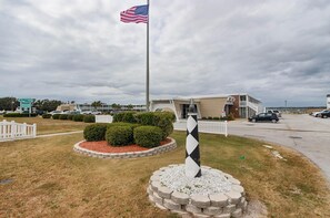 Property grounds - Cute Condo - great pool, 3-min walk to the Ocean, free cable & wifi! (Atlantic Beach)