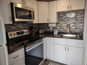 Jääkaappi, mikroaaltouuni, liesi, kahvin-/teenkeitin