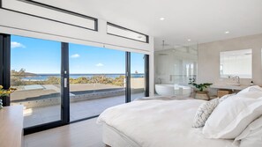 4 bedrooms, iron/ironing board, free WiFi, bed sheets - The Killcare Beach Pad - Easy walk to beach and bay, pet friendly (Killcare)