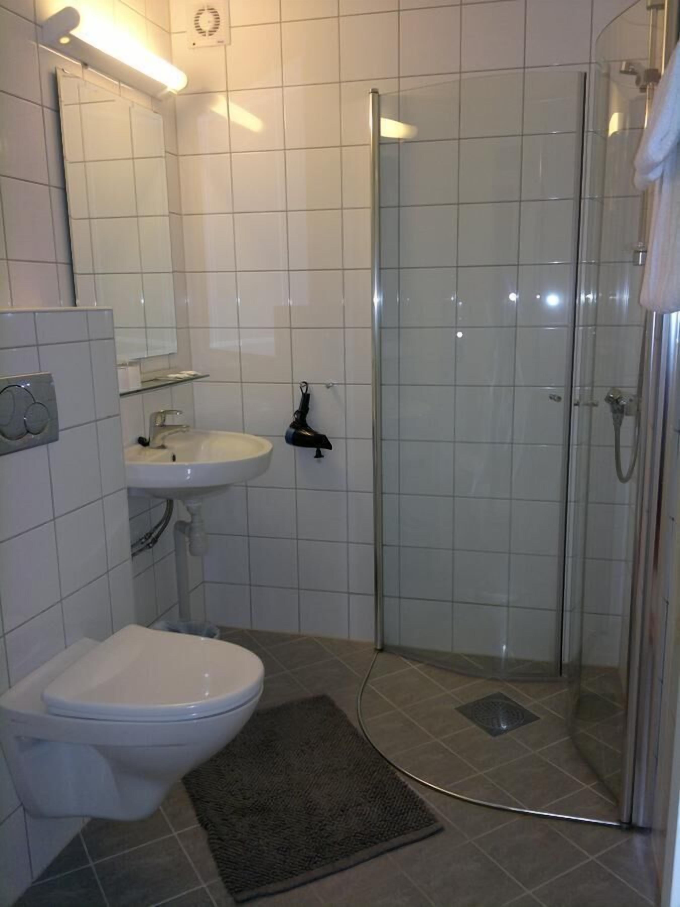 Bruser, gratis toiletartikler, håndklæder