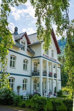 Front of property - Petrines Guesthouse (Fjord)