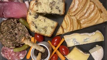 Eine Platte mit verschiedenen Wurstwaren, Käsesorten und Früchten.