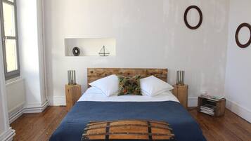 Quarto conforto (3) | Roupas de cama premium, escrivaninha, espaço de trabalho para notebook