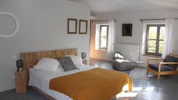 Kahden hengen comfort-huone, kylpyhuone makuuhuoneen yhteydessä (Chambre 4) | Ylelliset vuodevaatteet, yksilöllisesti sisustettu