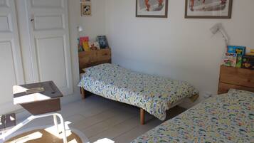 Chambre Quadruple Familiale, salle de bains attenante (Chambre 1)