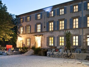 Fassade der Unterkunft – Abend/Nacht
