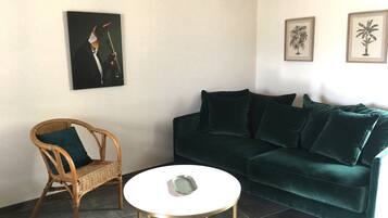 Comfort-mökki, kylpyhuone makuuhuoneen yhteydessä (No Pool/Park Access) | Varavuoteet