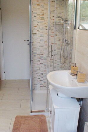 Comfort-Doppel- oder -Zweibettzimmer | Badezimmer | Dusche, Regendusche, kostenlose Toilettenartikel, Haartrockner