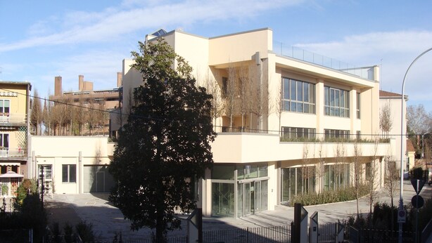 A modern building with large windows and a glass entrance. - La Finestra sulla Fiera (Bologna)