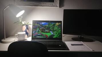 Individuell dekoriert, individuell eingerichtet, Schreibtisch