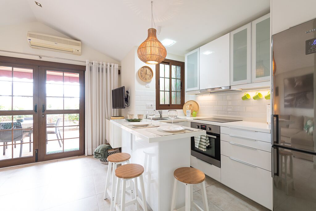 Kühlschrank, Ofen, Herdplatte, Wasserkocher mit Kaffee-/Teezubehör