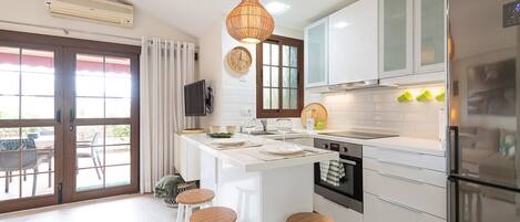 Kühlschrank, Ofen, Herdplatte, Wasserkocher mit Kaffee-/Teezubehör