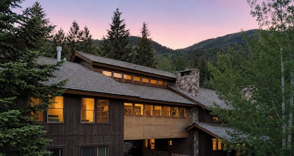Trinity :Sleeps 10- HotTub-GameRoom-Huge Kitchen-Perfect4Groups Tram & Mtn View
