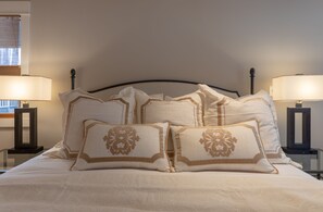 5 Schlafzimmer, Schreibtisch, Bügeleisen/Bügelbrett, Reisekinderbett
