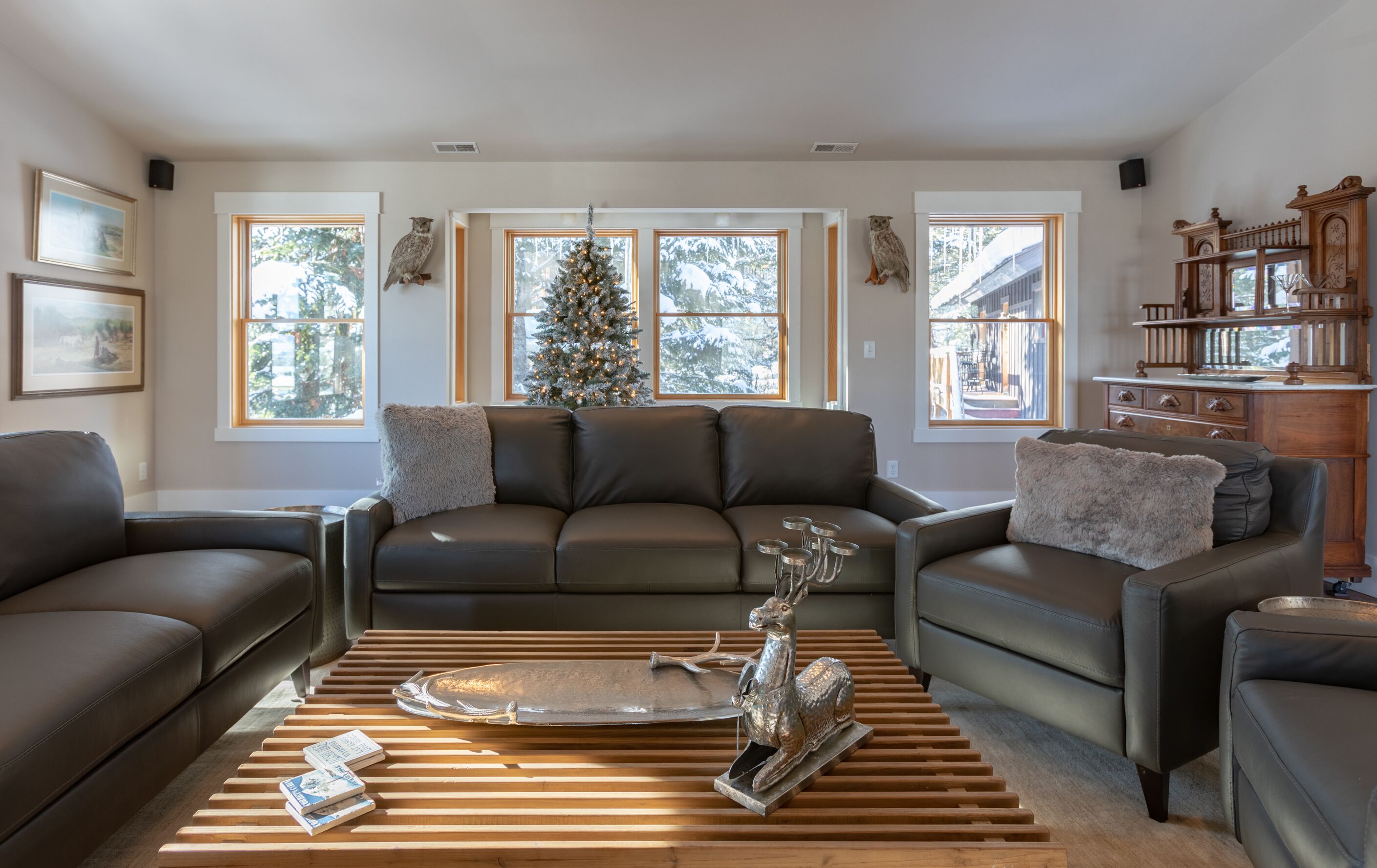 Smart-TV, peis, bøker og stereoanlegg