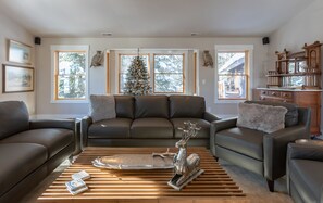 Smart-TV, peis, bøker og stereoanlegg