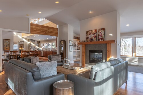 Fantastic Ski Access: Sleeps 10 HotTub GameRoom Huge Kitchen  Perfect for Groups