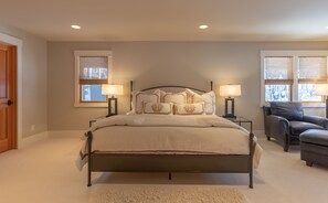 5 slaapkamers, een bureau, een strijkplank/strijkijzer, reisbedje