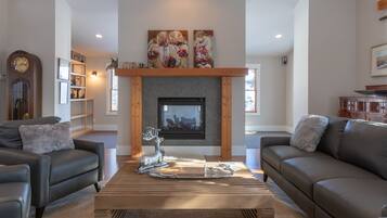 تلفزيون ذكي، مدفأة، كُتُب، ستيريو