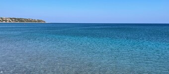 Villa Ilios med udendørs pool, afslappende- og grillområde - nær havet