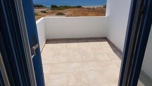 Ein Balkon mit Meerblick und blauem Himmel.