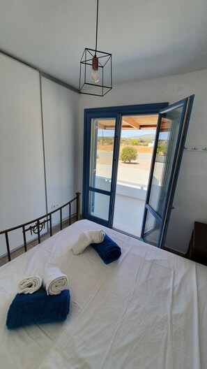3 bedrooms, in-room safe, iron/ironing board, travel crib - Villa Ilios with outside-pool, relaxing- and BBQ-area - nearby the sea (Lachania)