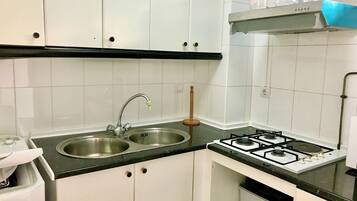Fridge, microwave, oven, coffee/tea maker