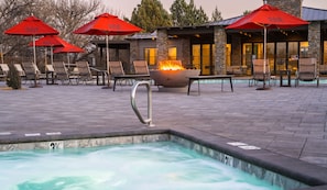Una piscina al aire libre, una piscina climatizada