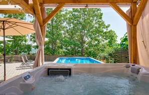 A hot tub with a view of a swimming pool and trees. - Luxurious home in Sveti Ivan Zelina (Sveti Ivan Zelina)