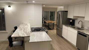 Microondas, horno, placa de cocina, lavavajillas