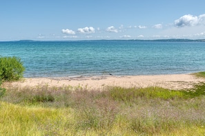 På stranden og strandhåndklær