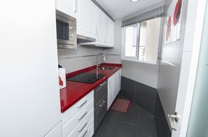 Réfrigérateur, micro-ondes, plaque de cuisson, cafetiÚre/bouilloire