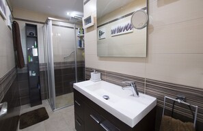 Een douche, handdoeken