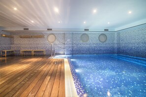 Piscine chauffée, chaises longues
