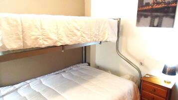 2 Schlafzimmer, Bügeleisen/Bügelbrett, Bettwäsche