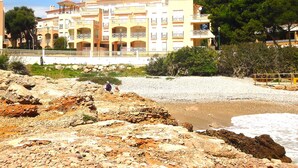 A coastal hotel with multiple balconies, a bar, and a view of the beach. - Edison Bungalow LEK (Peñiscola)