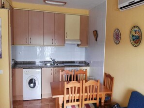 Fridge, oven, coffee/tea maker, cookware/dishes/utensils - Barramundi Apartamentos 2/4 LEK (Peñiscola)