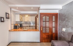 Refrigerador, microondas, cafetera y tetera y utensilios de cocina 