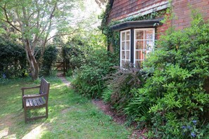 Property grounds - Lovely Arts and Crafts New Forest cottage, close to beaches and Lymington (Everton)