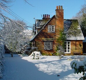 Exterior - Lovely Arts and Crafts New Forest cottage, close to beaches and Lymington (Everton)