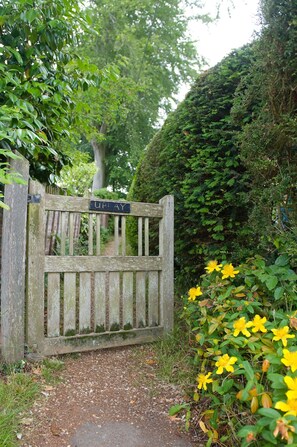 Property grounds - Lovely Arts and Crafts New Forest cottage, close to beaches and Lymington (Everton)