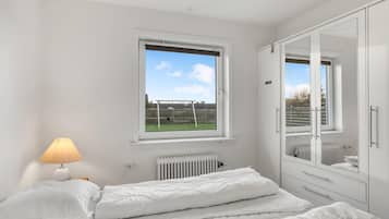 2 bedrooms, travel crib, free WiFi