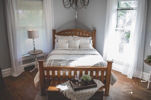 2 bedrooms, iron/ironing board, travel crib, WiFi - Close to everything! DISCOUNTS for Long Stays- Fully Remodeled (Eau Claire)