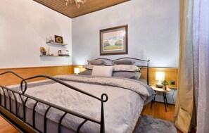 2 bedrooms, travel crib, free WiFi, bed sheets