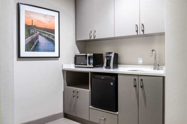 Suite, 1 King Bed | Room amenity